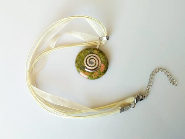 Náhrdelník s unakitovým přívěskem * Unakite pendant necklace