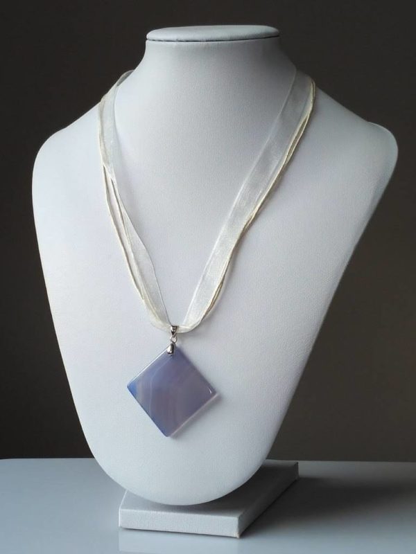 Náhrdelník s achátovým přívěskem, světle modrý * Agate pendant necklace, light blue