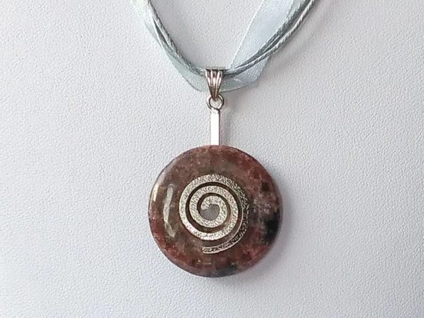 Náhrdelník s rodonitovým přívěskem * Rhodonite pendant necklace