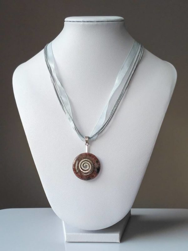 Náhrdelník s rodonitovým přívěskem * Rhodonite pendant necklace