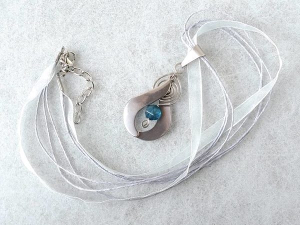 Náhrdelník s přívěskem kyanit * Kyanite pendant necklace