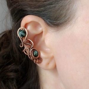 Záušnice z mědi s korálky tyrkysu afrického * Copper ear cuff with African Turquoise beads