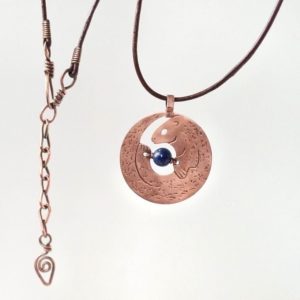 Měděný přívěsek s lapisem lazuli - vydra * Copper pendant with Lapis Lazuli bead- otter